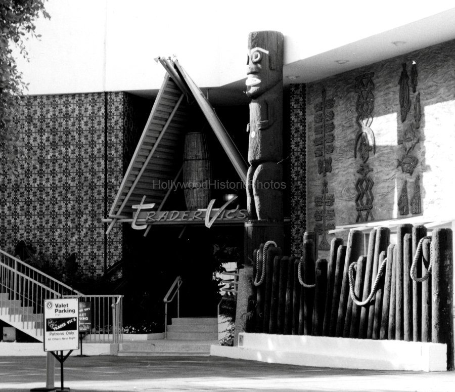 Trader Vics Beverly Hilton Hotel 1964.jpg